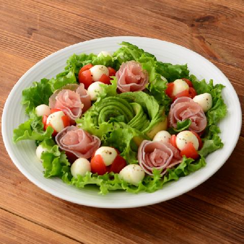 ひとくちモッツァレラと生ハムのフラワーサラダ