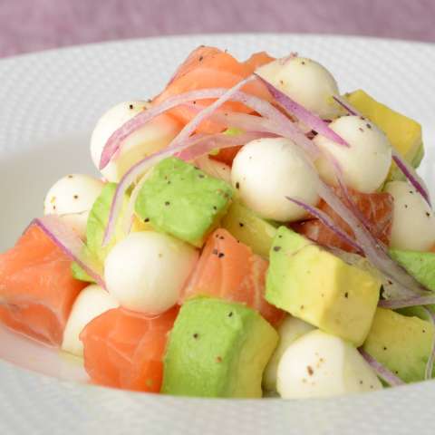 ひとくちモッツァレラとサーモンのコロコロサラダ