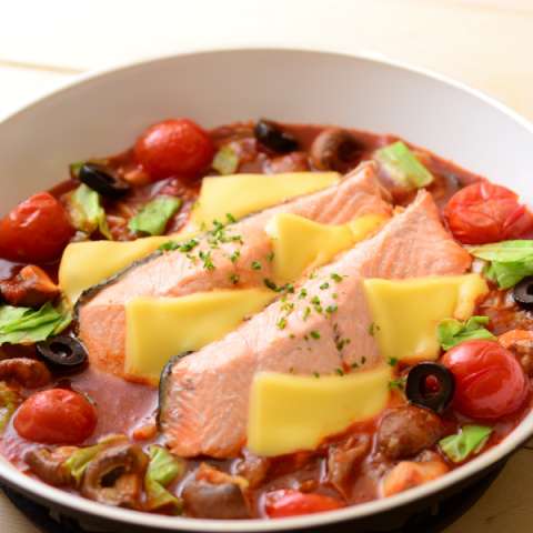 鮭とチーズが寄り添うトマトパッツァ