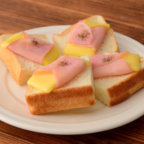 切れてるチーズのハム巻きトースト