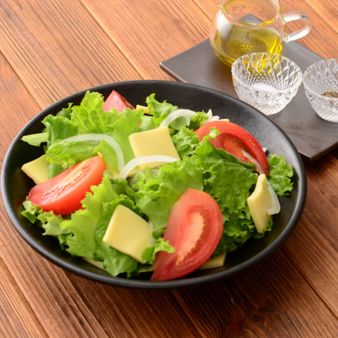 切れてるチーズのサラダ　