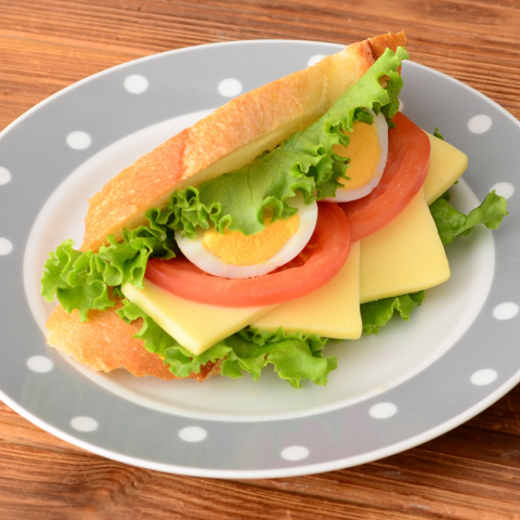 切れてるチーズと卵のサンド