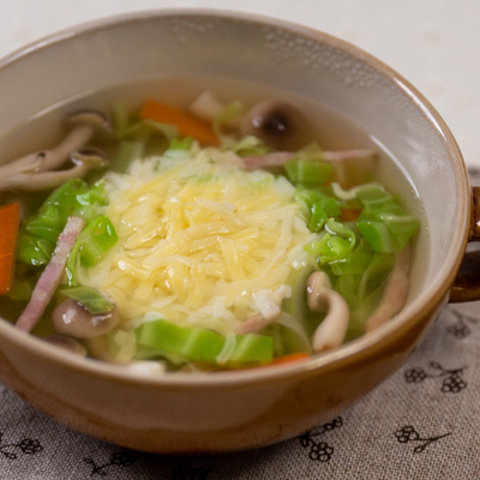 ベーコンと野菜のとろけるコンソメスープ