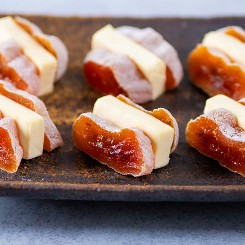 材料2つの贅沢おつまみ♪干し柿クリチサンド