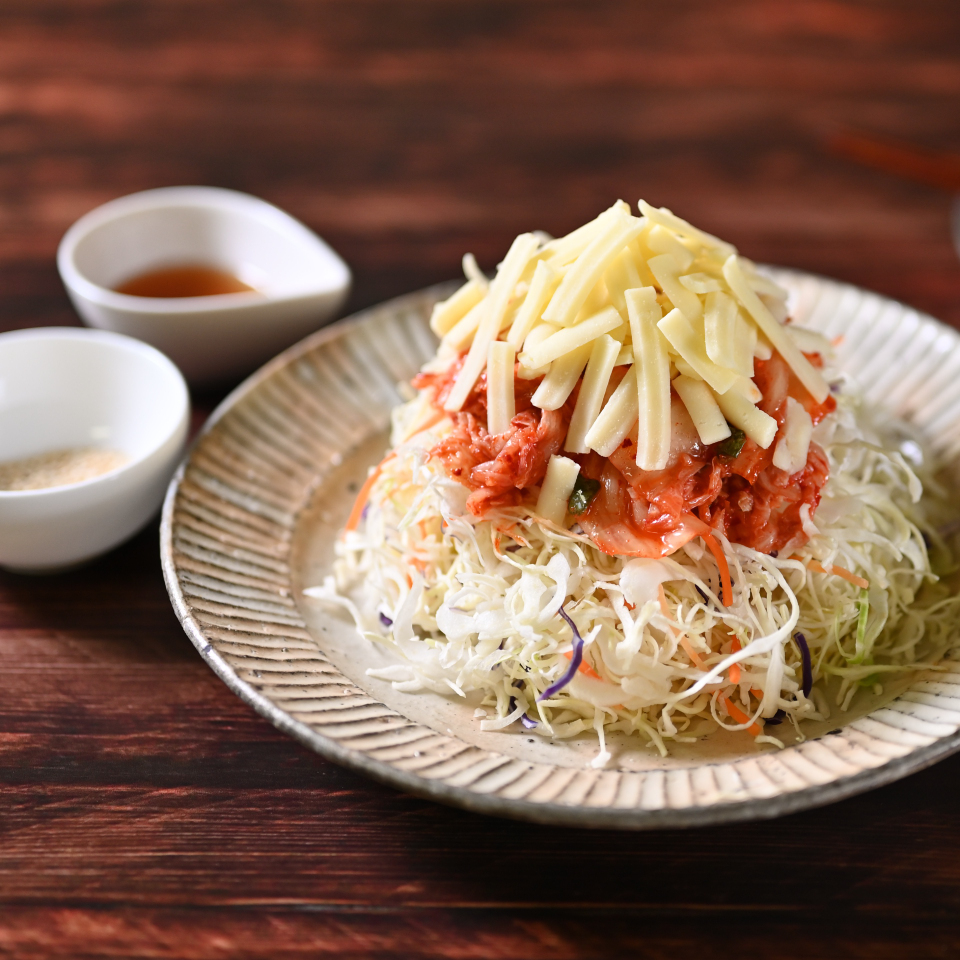 熟成チーズとキムチのおつまみサラダ
