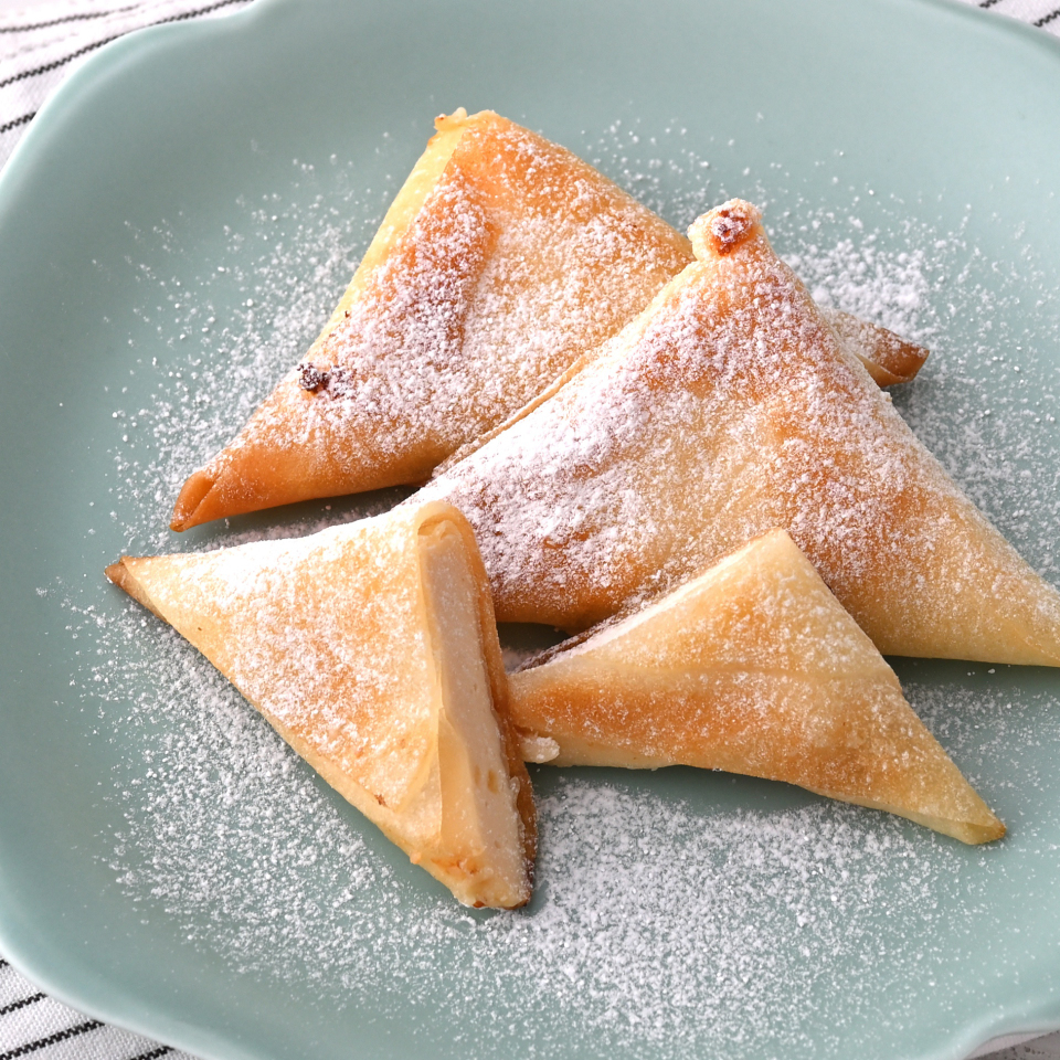 小さなチーズケーキのりんご香るおやつ春巻き