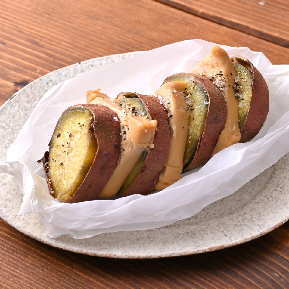 小さなチーズケーキのキャラメル香る焼きいもサンド