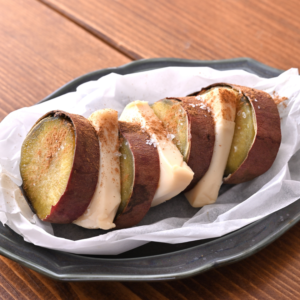 小さなチーズケーキのりんご香る焼きいもサンド