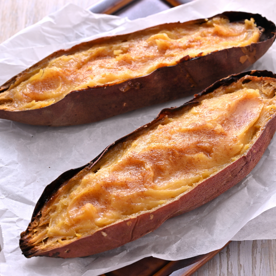 小さなチーズケーキのアップル香る焼きいもボート