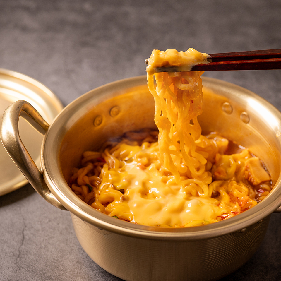 チェダーでまろやか！韓国風辛口ラーメン