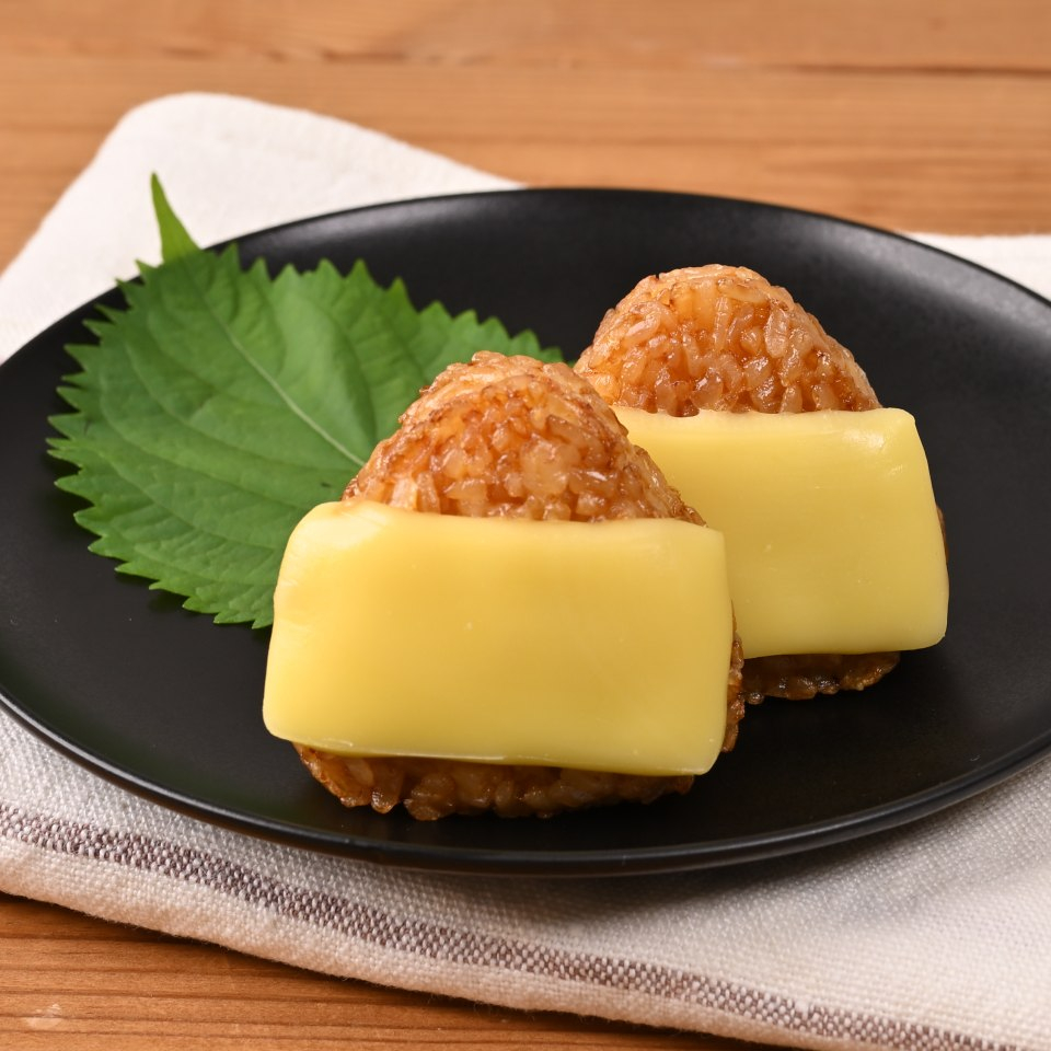 切れてるチーズでコクうま焼きおにぎり