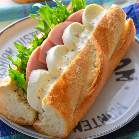 ロースハムとモッツァレラのバゲットサンド