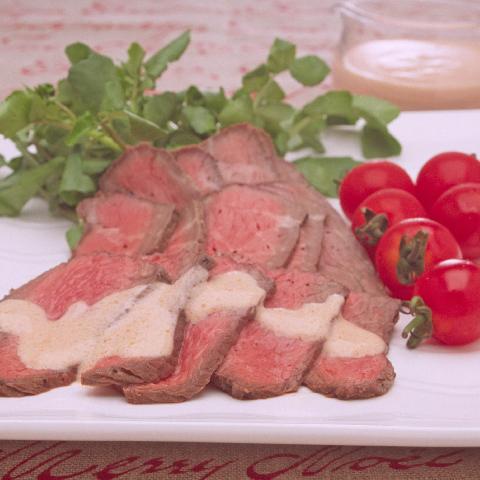 レンジでローストビーフ　ヨーグルトソース添え