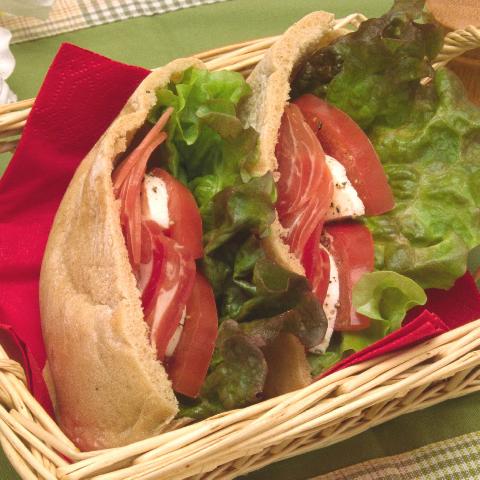 生ハムとモッツァレラのピタサンド