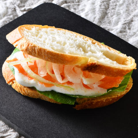 サーモンオニオンサンド