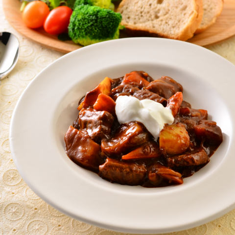 ビーフシチュー　ギリシャヨーグルトのせ