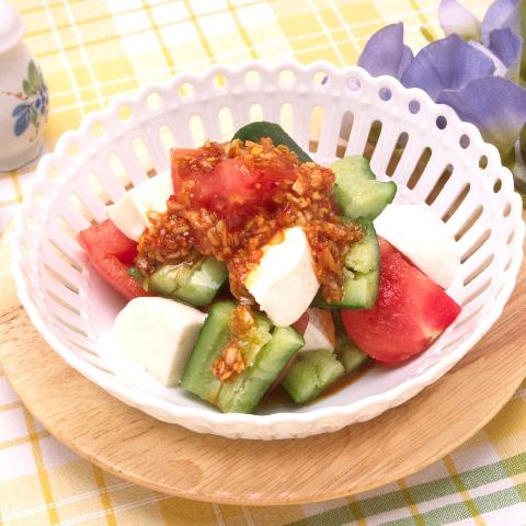 モッツァレラとトマトのピリピリソースがけ