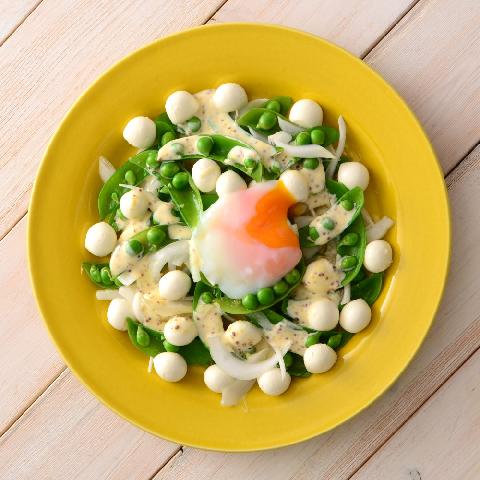 ひとくちモッツァと春野菜のサラダ　温玉のせ