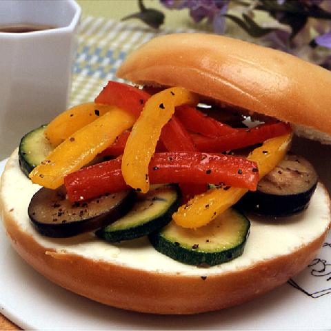 クリームチーズと野菜のベーグル