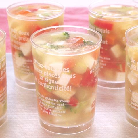 カラフル野菜とモッツァレラの冷製ゼリーよせ