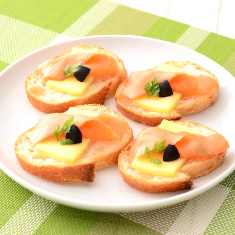 切れてるチーズとサーモンのカナッペ