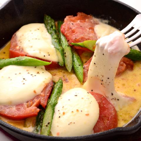 アスパラの焼きカプレーゼ