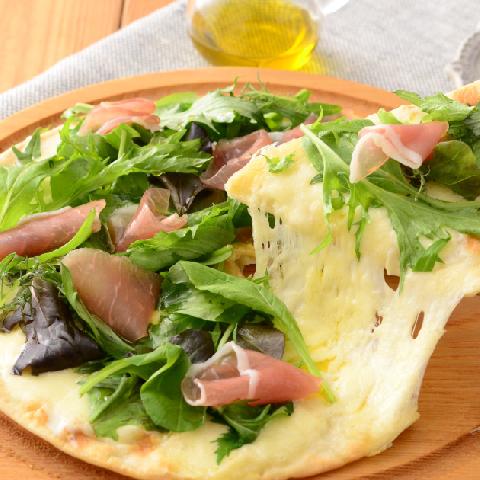 生ハムとモッツァレラのピザ