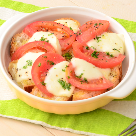 レンジで簡単 もちとろモッツァレラのパングラタン風~カプレーゼ仕立て~