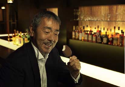 森永乳業 エスキモー Parm パルム 新ｃｍ 寺尾聰さんが馴染みのバーで女性客に振る舞うものは 大人にしか出来ないアイスの味わい方 バーで 篇 4月30日 金 より全国で放映スタート ニュースリリース 森永乳業株式会社