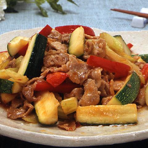 豚肉とズッキーニのピリ辛チーズ炒め レシピ 森永乳業の乳でひろがる アイデアレシピ 森永乳業株式会社
