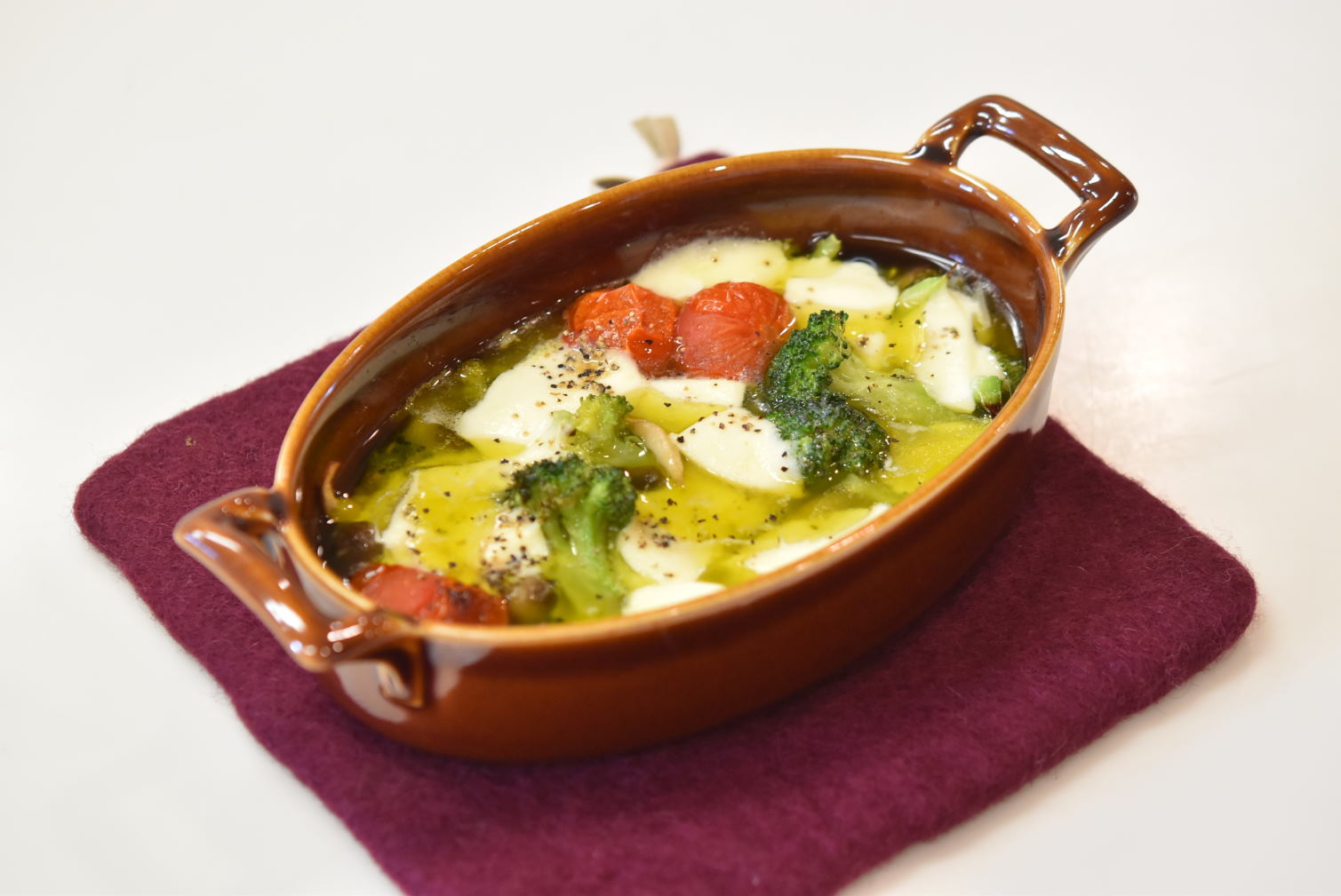 のび るモッツァレラのアヒージョ レシピ 森永乳業の乳でひろがる アイデアレシピ 森永乳業株式会社