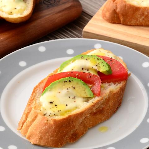 モッツァレラチーズの焼ブルスケッタ レシピ 森永乳業の乳でひろがる アイデアレシピ 森永乳業株式会社