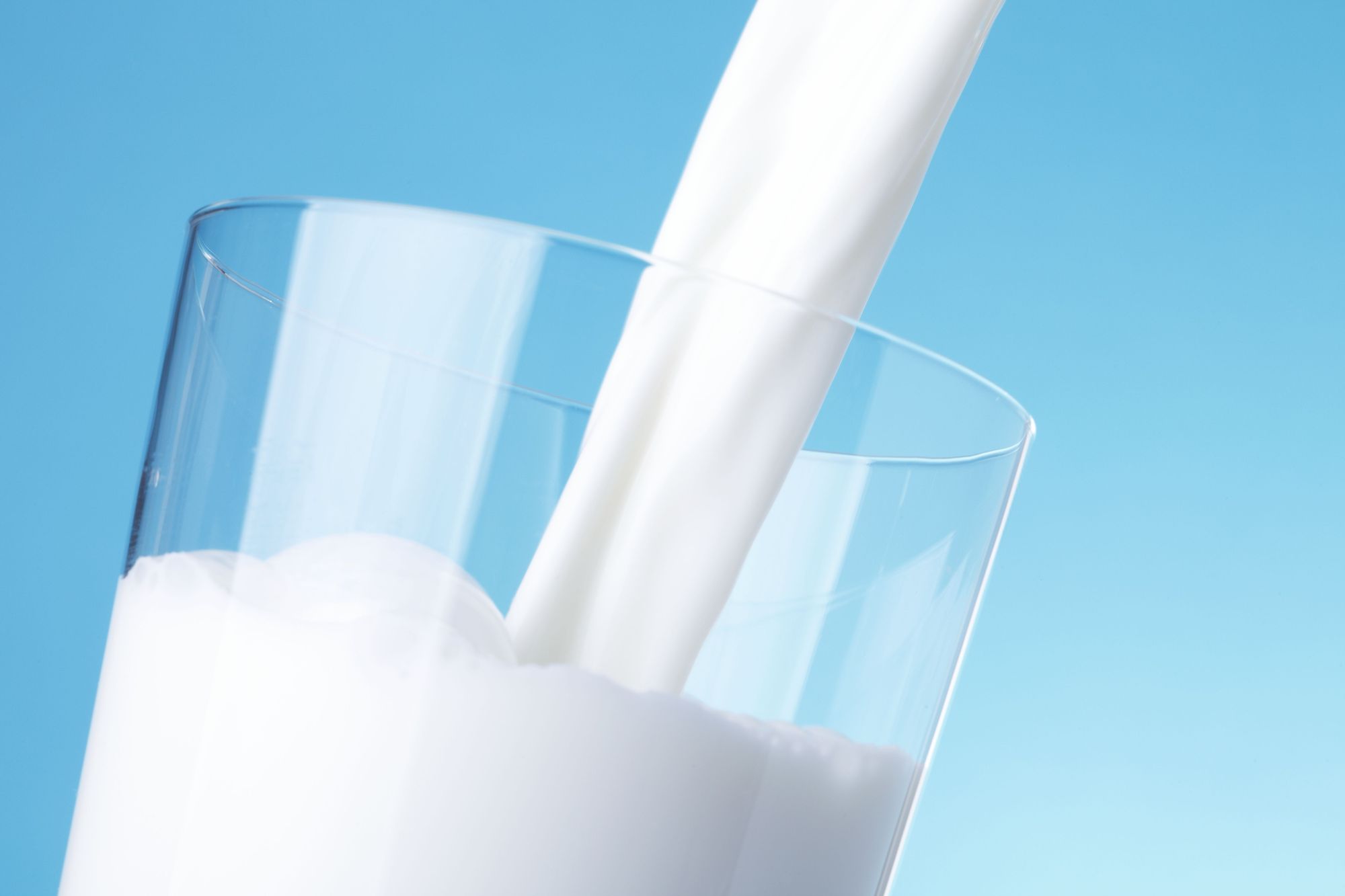 牛乳に含まれる「赤いタンパク質（レッド・プロテイン）」として発見