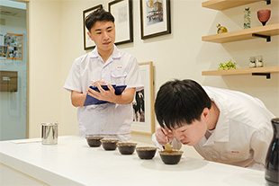 コーヒー関連の様々な専門資格を有した開発員たち