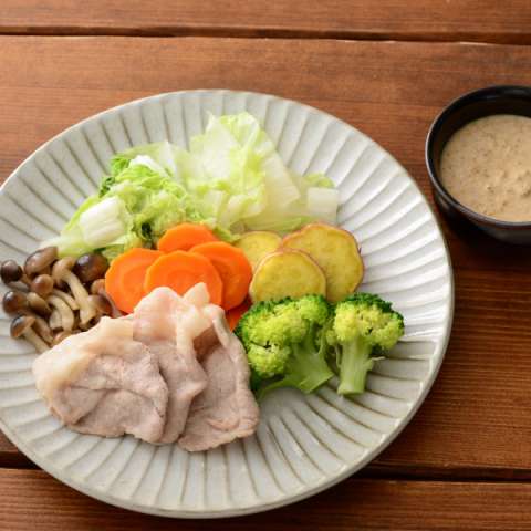 レンジで加熱するだけ！野菜たっぷり蒸し豚しゃぶ〜ヨーグルトごまだれ〜