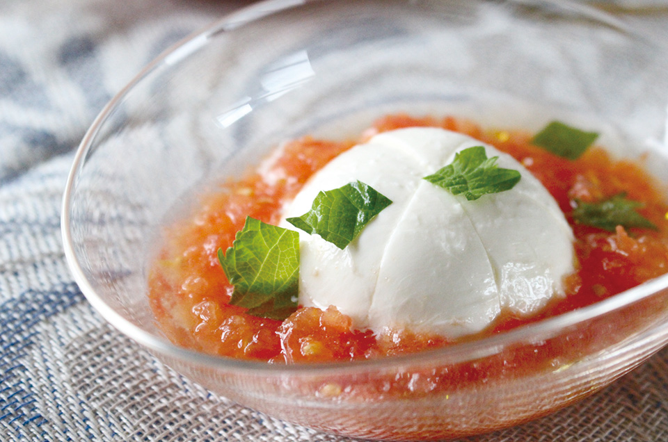 モッツァレラときざみトマトの冷製スープ仕立て