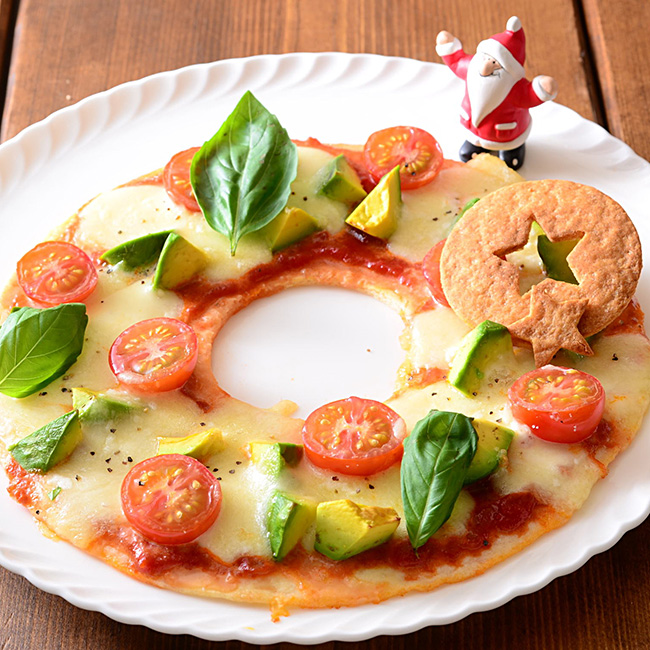 モッツァレラとアボカドのクリスマス☆リースピザ