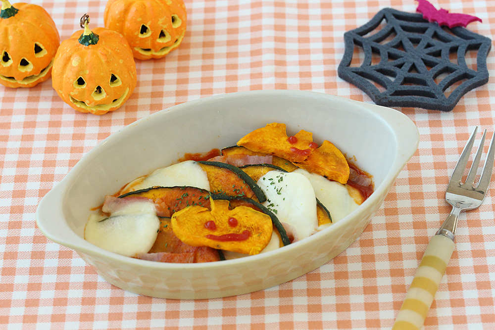 レンジで簡単！モッツァレラチーズとかぼちゃのトマトグラタン