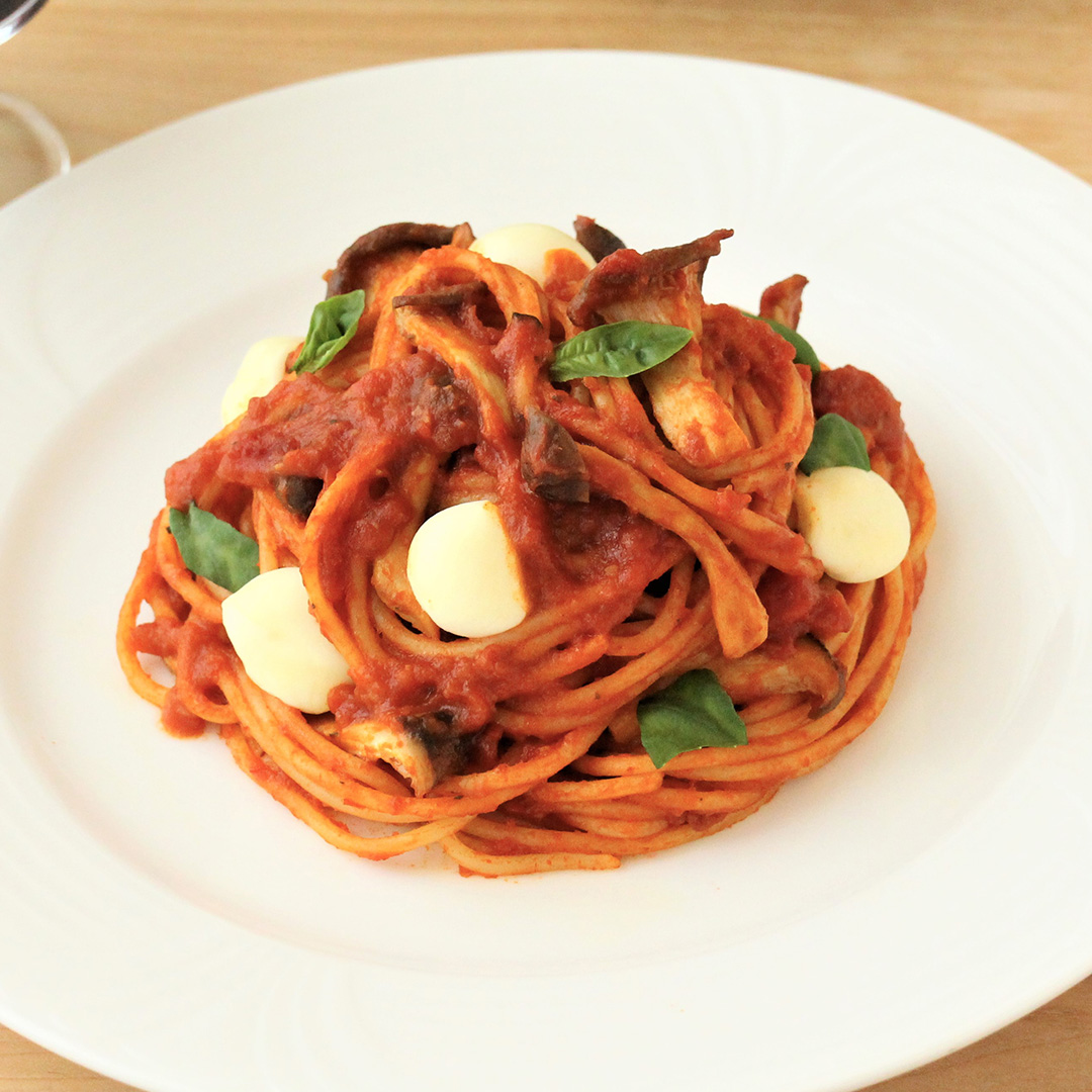 ひとくちモッツァときのこのトマトパスタ​